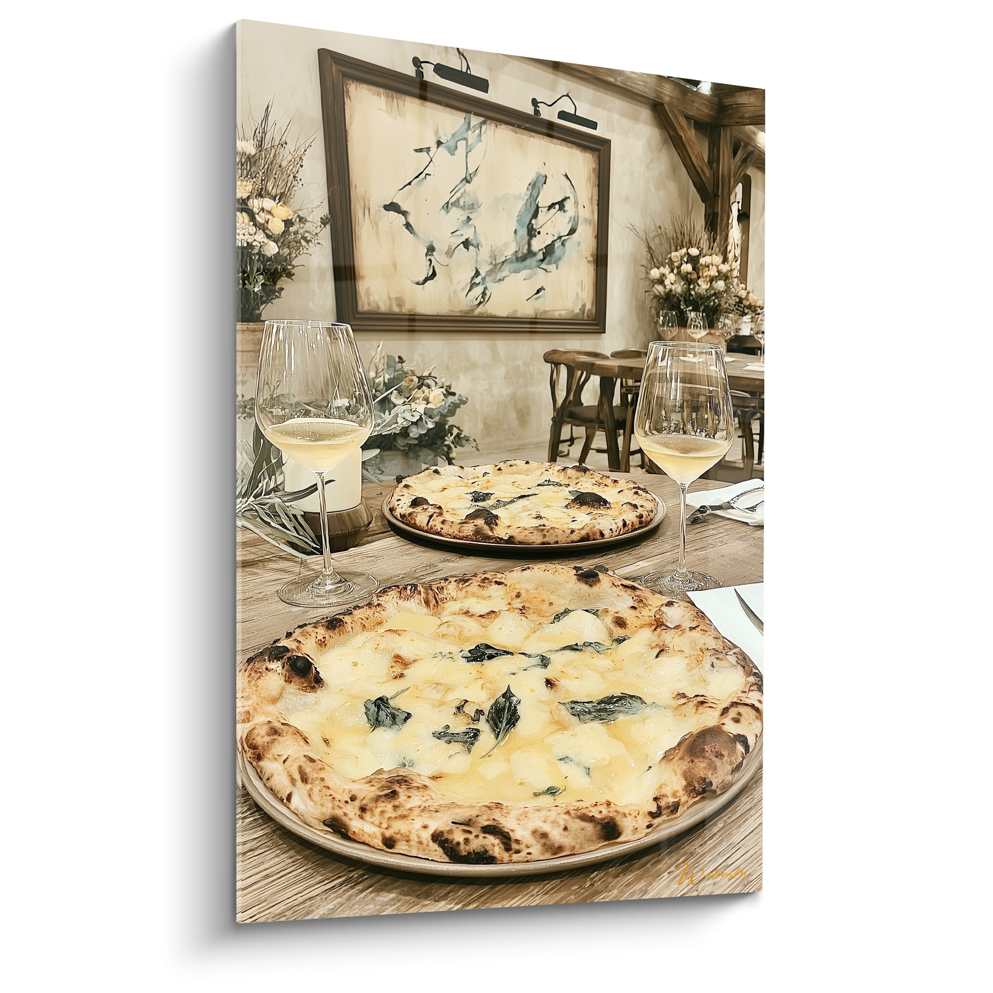 Pizza margherita dorée et croustillante, mozzarella fondante et basilic vert sur table en bois clair.