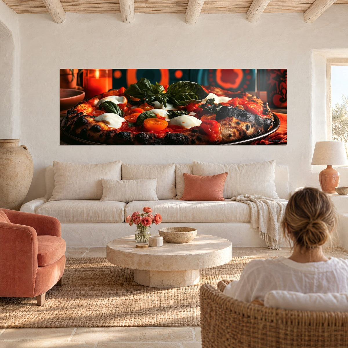 Gemälde Pizza Margherita mit orangefarbenen Kirschtomaten und frischem grünem Basilikum, schwarz verbrannter Rand, über einem Sofa in einem hellen Wohnzimmer