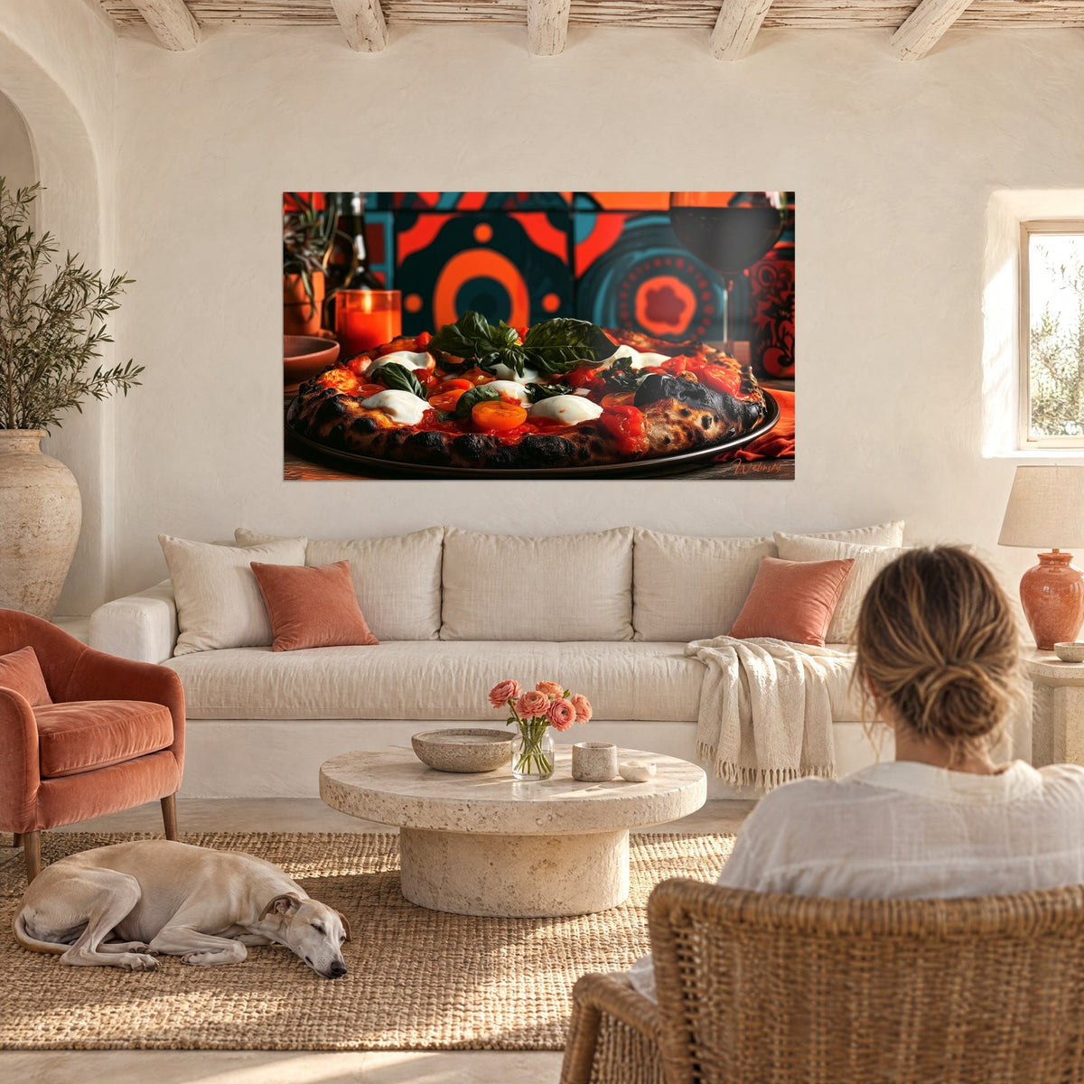Schilderij van een Napolitaanse pizza met verkoolde korst, mozzarella en basilicum op een oranje en turquoise achtergrond, boven een bank in een lichte woonkamer