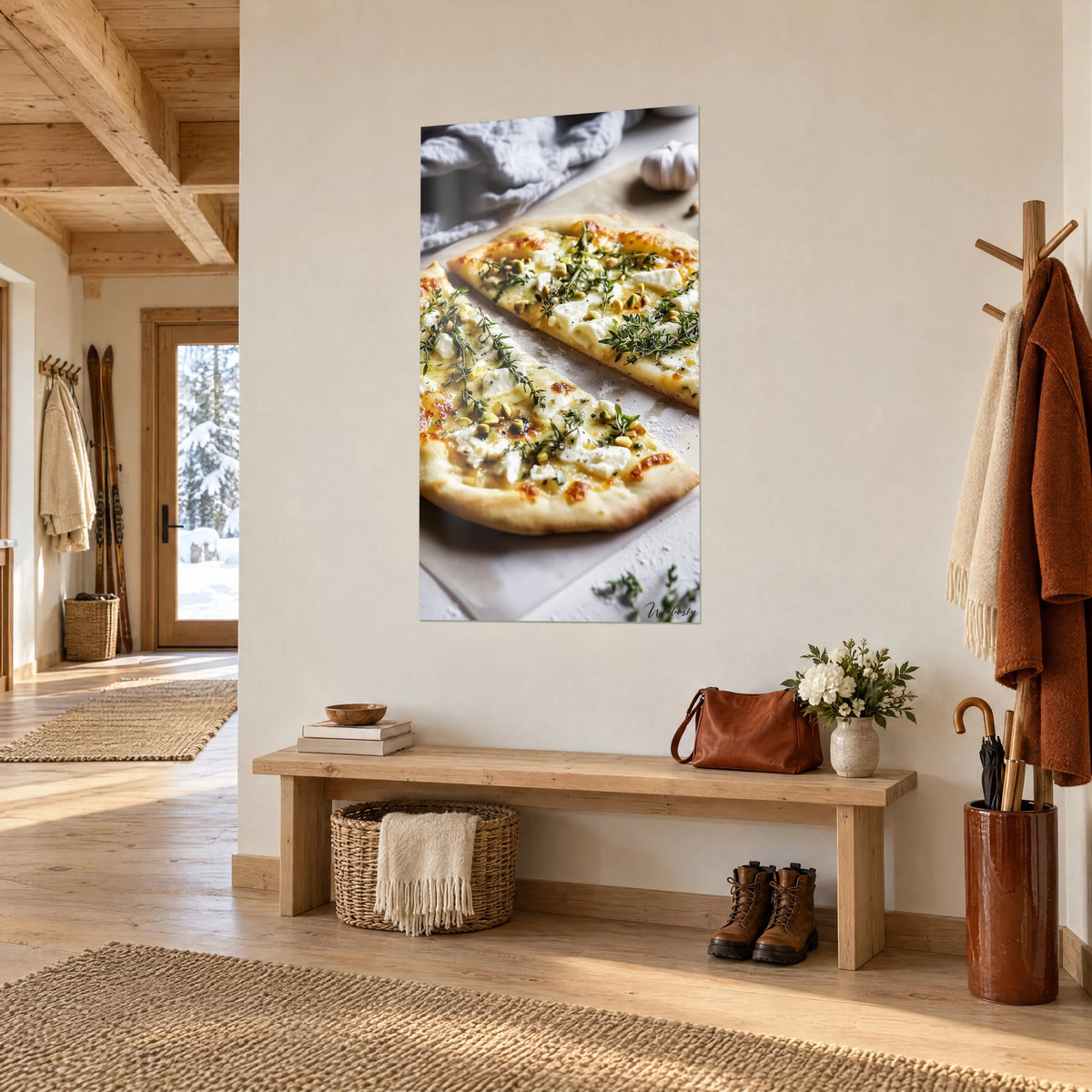 Cuadro pizza blanca con motas verdes de pistacho, queso cremoso marfil y corteza dorada, entrada de chalet de madera clara