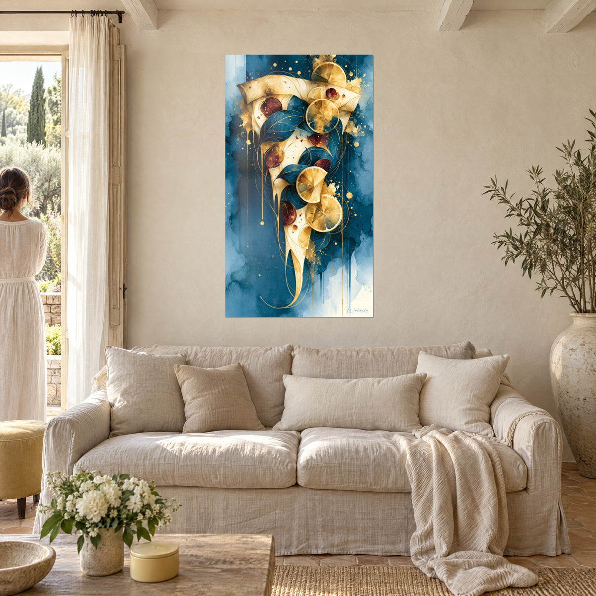 Tableau part de pizza dorée aux rondelles de citron et feuilles bleu nuit, une femme de dos, au-dessus d'un canapé dans un salon lumineux