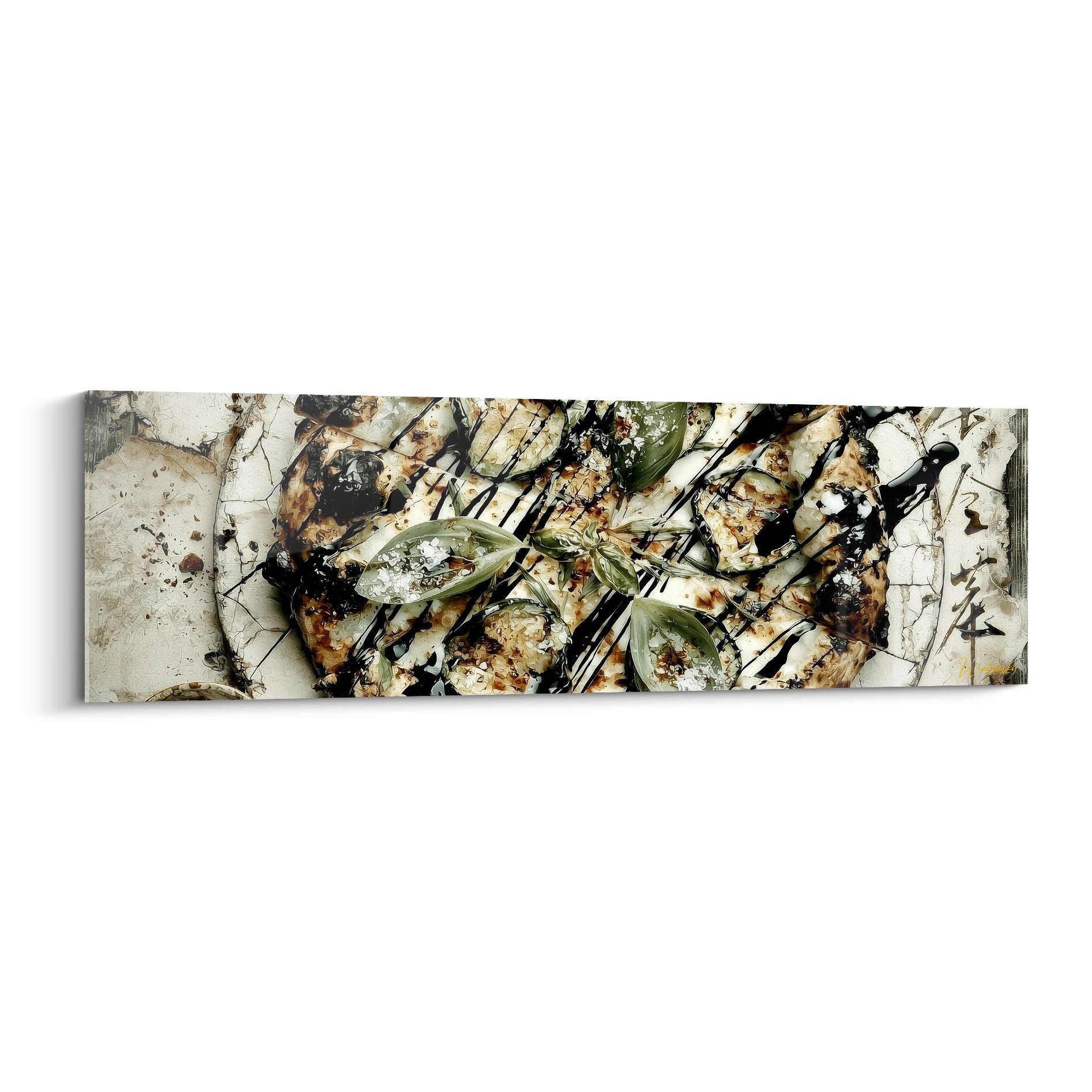 Pizza vue de haut aux tons ocre et anthracite, feuilles de basilic vert sauge sur fond ivoire craquelé