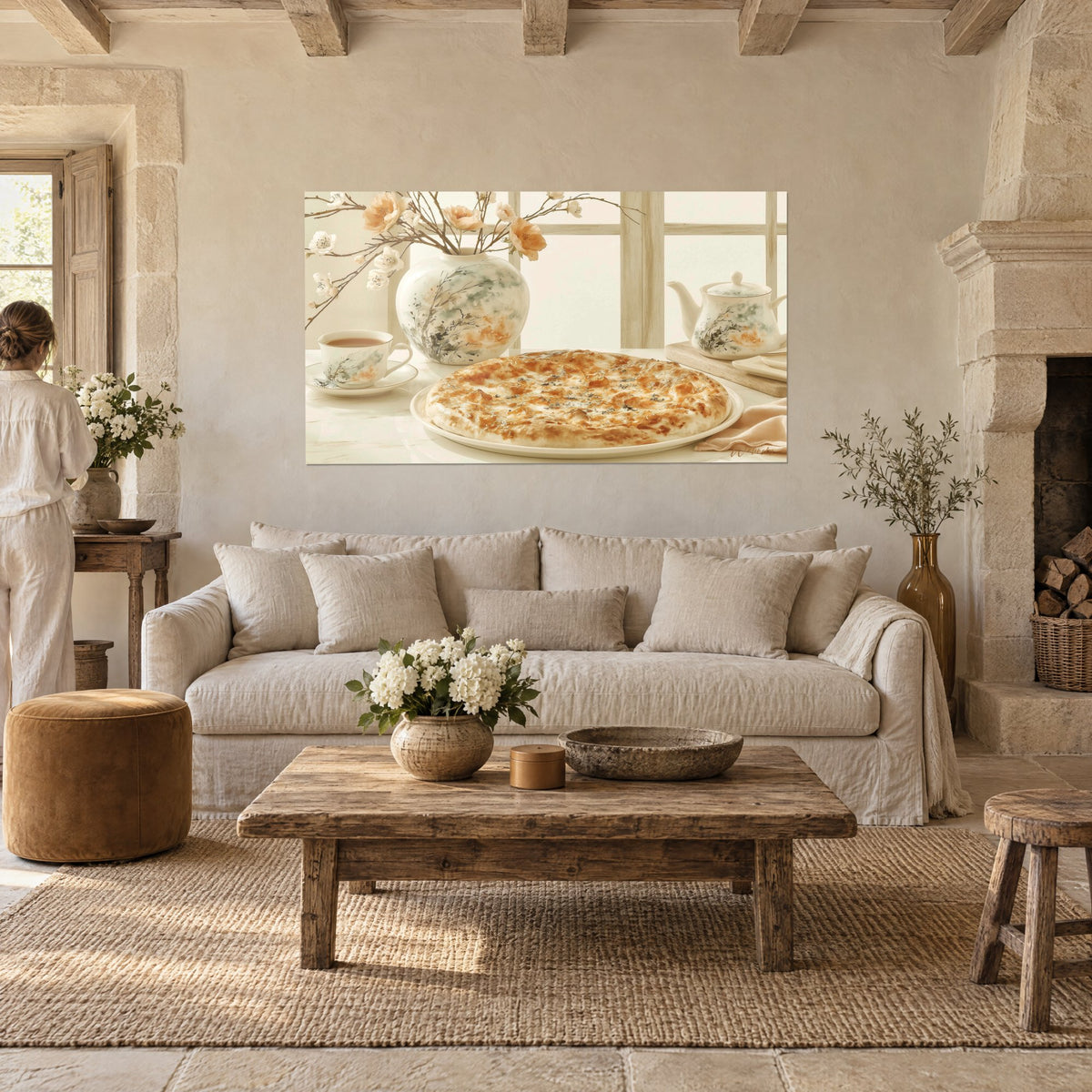 Gemälde Goldene Pizza auf cremefarbenem Teller, beige-grüne Blumenvase, pfirsichfarbene Blütenzweige, über einem Sofa in einem hellen Wohnzimmer
