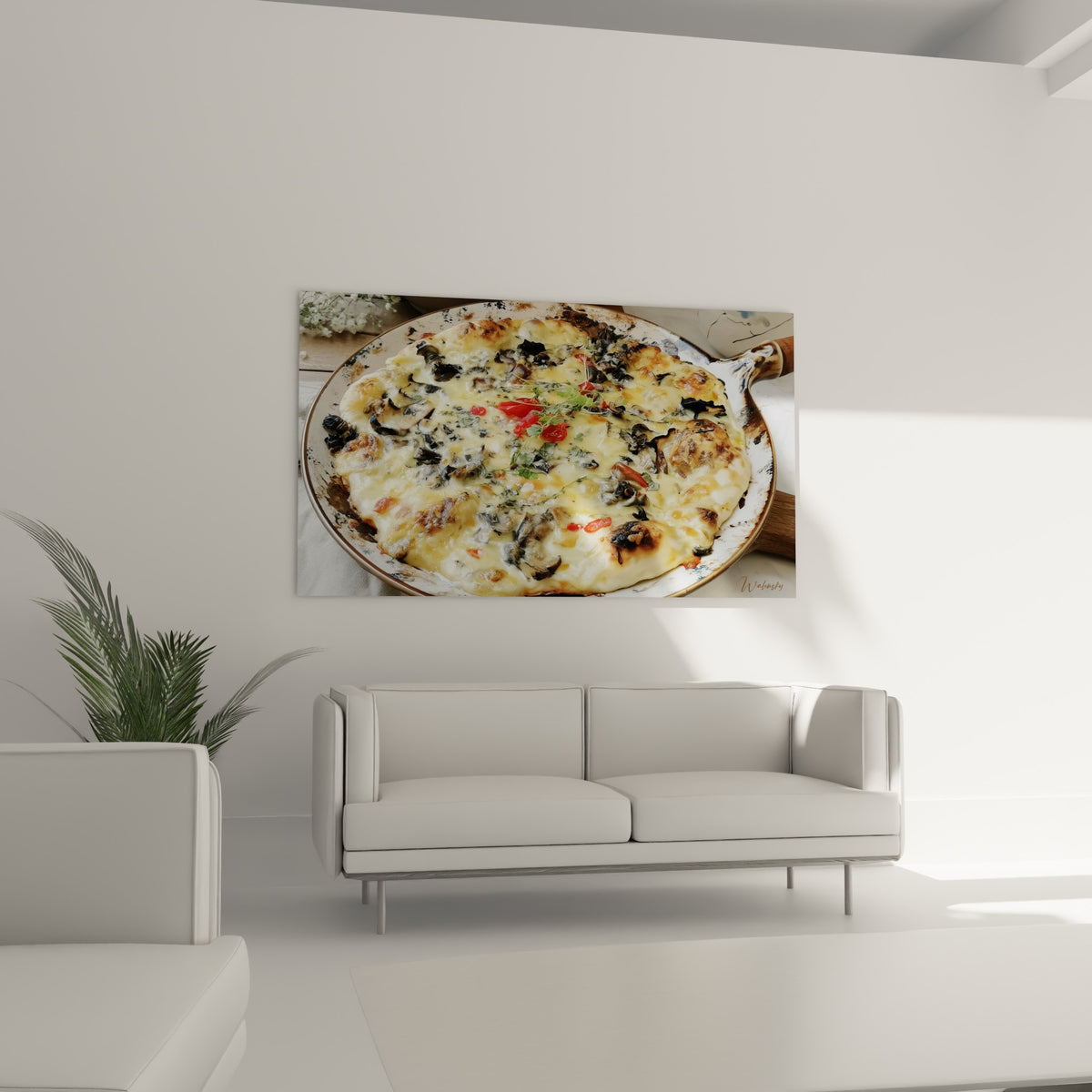 Pizza rustique aux herbes vertes et piments écarlates au-dessus d'un canapé dans un salon lumineux
