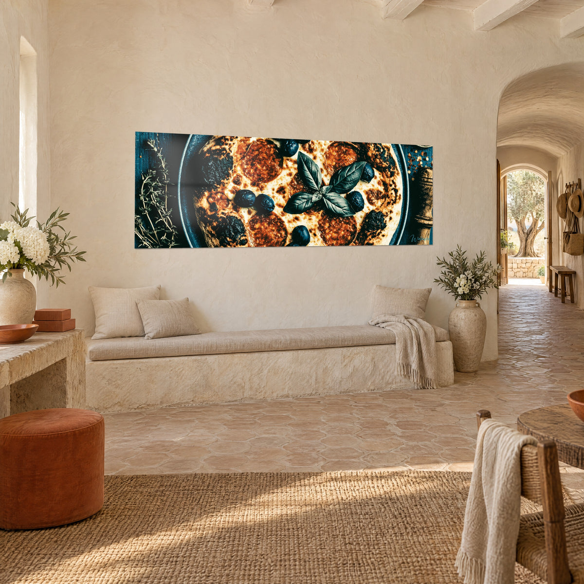 Tableau galette de fromage fondu et olives noires sur plat bleu pétrole, ocre doré, banquette en pierre, mas provençal