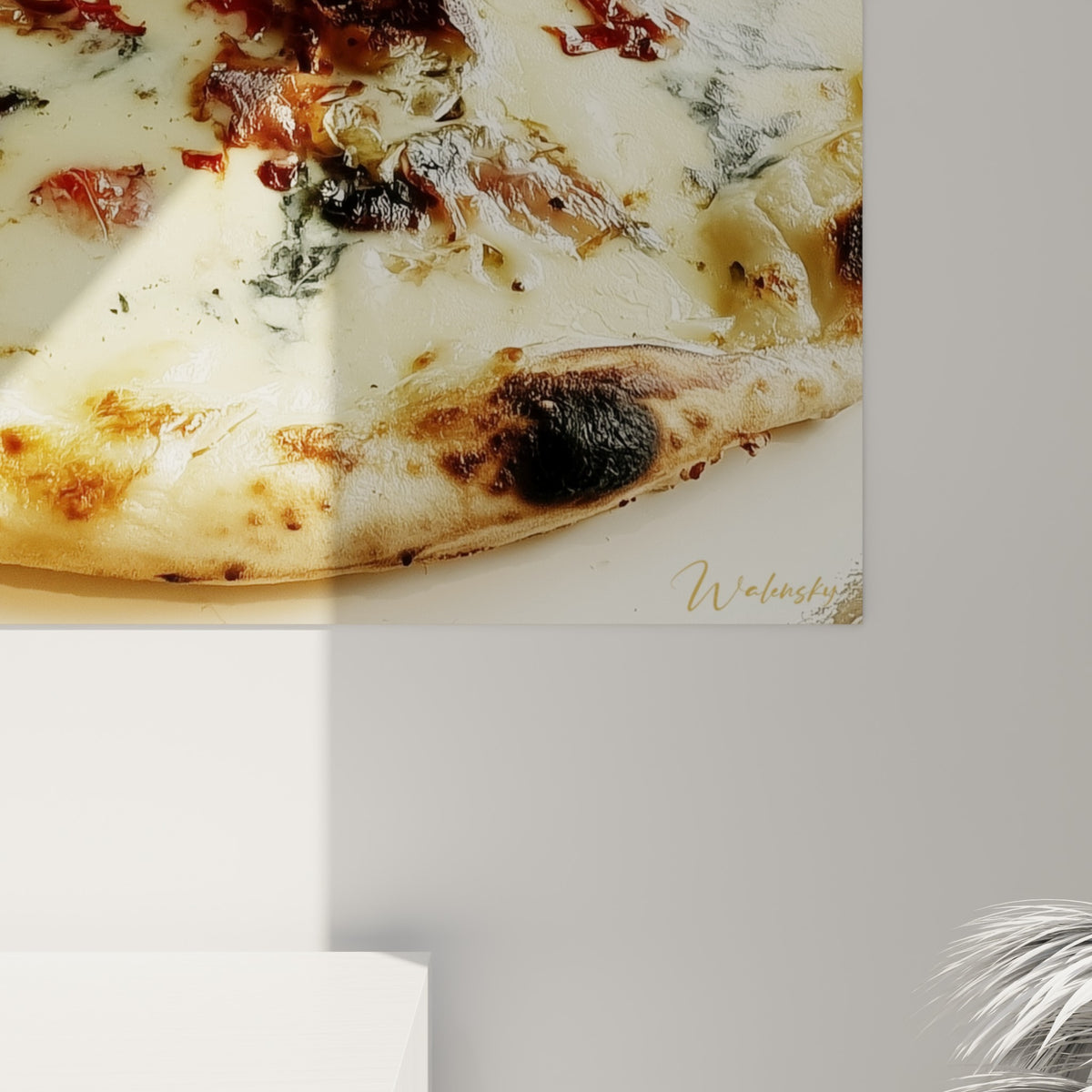 Détail rapproché de la croûte boursouflée brune et de la mozzarella crémeuse fondue sur cette pizza