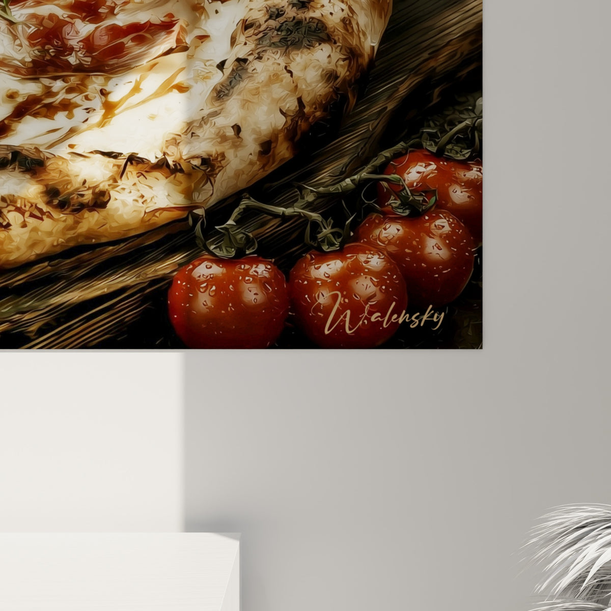 Grain de la croûte dorée et coulures de fromage fondu, reliefs mats et brillants d'une pizza en gros plan