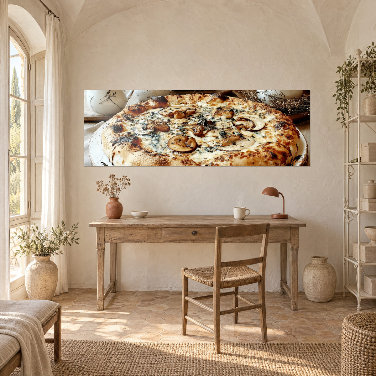 Tableau pizza panoramique, croûte ambrée tachetée de brun, champignons et feuilles de thym vert, au-dessus d'un bureau en bois