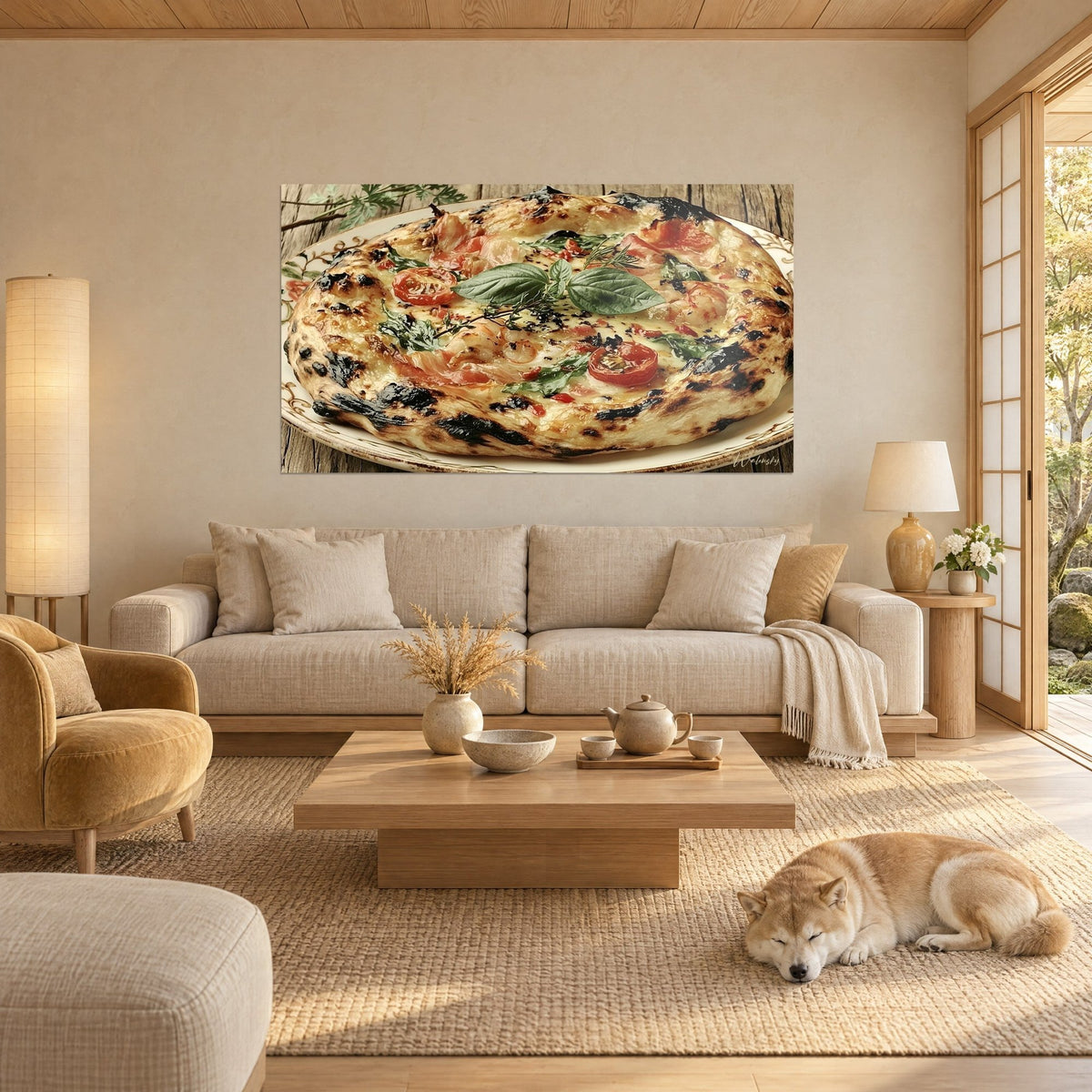 Tableau pizza dorée aux bords noircis et tomates cerises, basilic vert, assiette fleurie, Shiba couché, au-dessus d'un canapé dans un salon lumineux