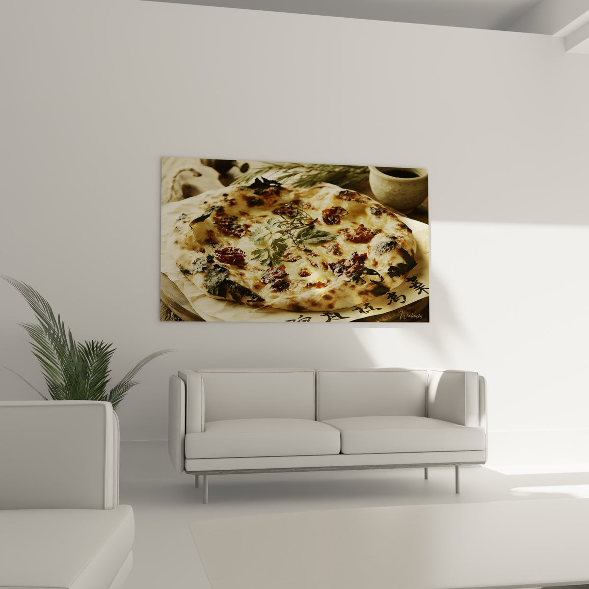 Tomates séchées rouges et basilic vert d'une pizza dorée au-dessus d'un canapé dans un salon lumineux