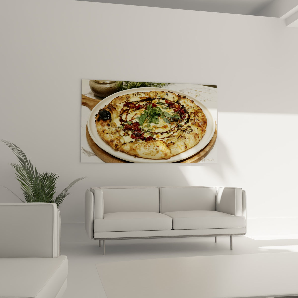 Tomates confites rouges et basilic vert sur pizza croustillante, au-dessus d'un canapé dans un salon lumineux