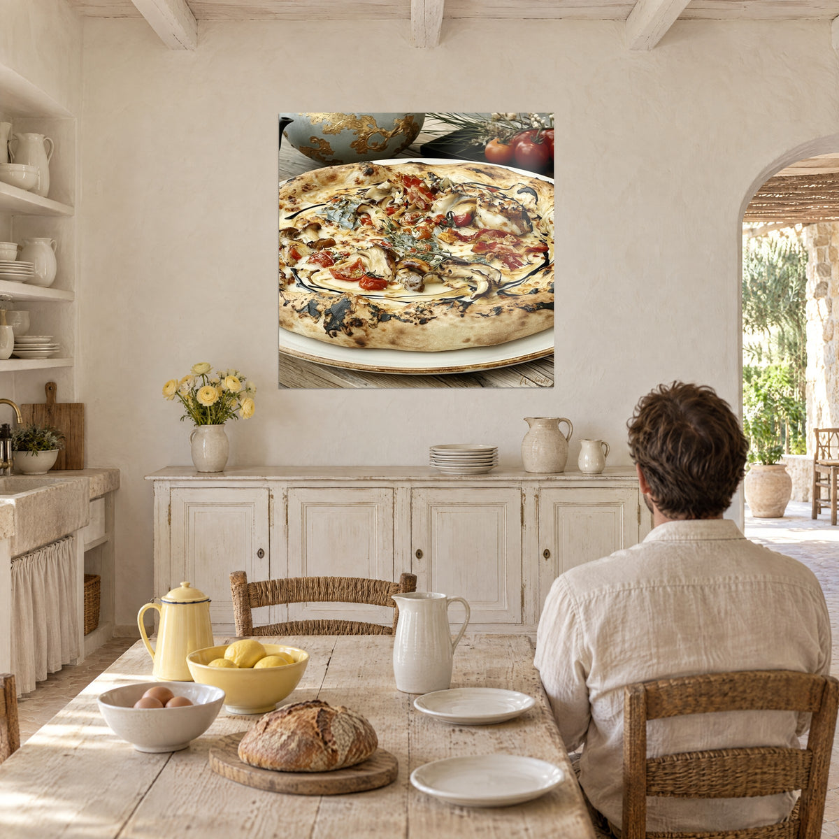 Tableau pizza aux champignons dorés, tomates rouges et thym vert, assiette beige, un homme de dos à table, salle à manger du mas provençal