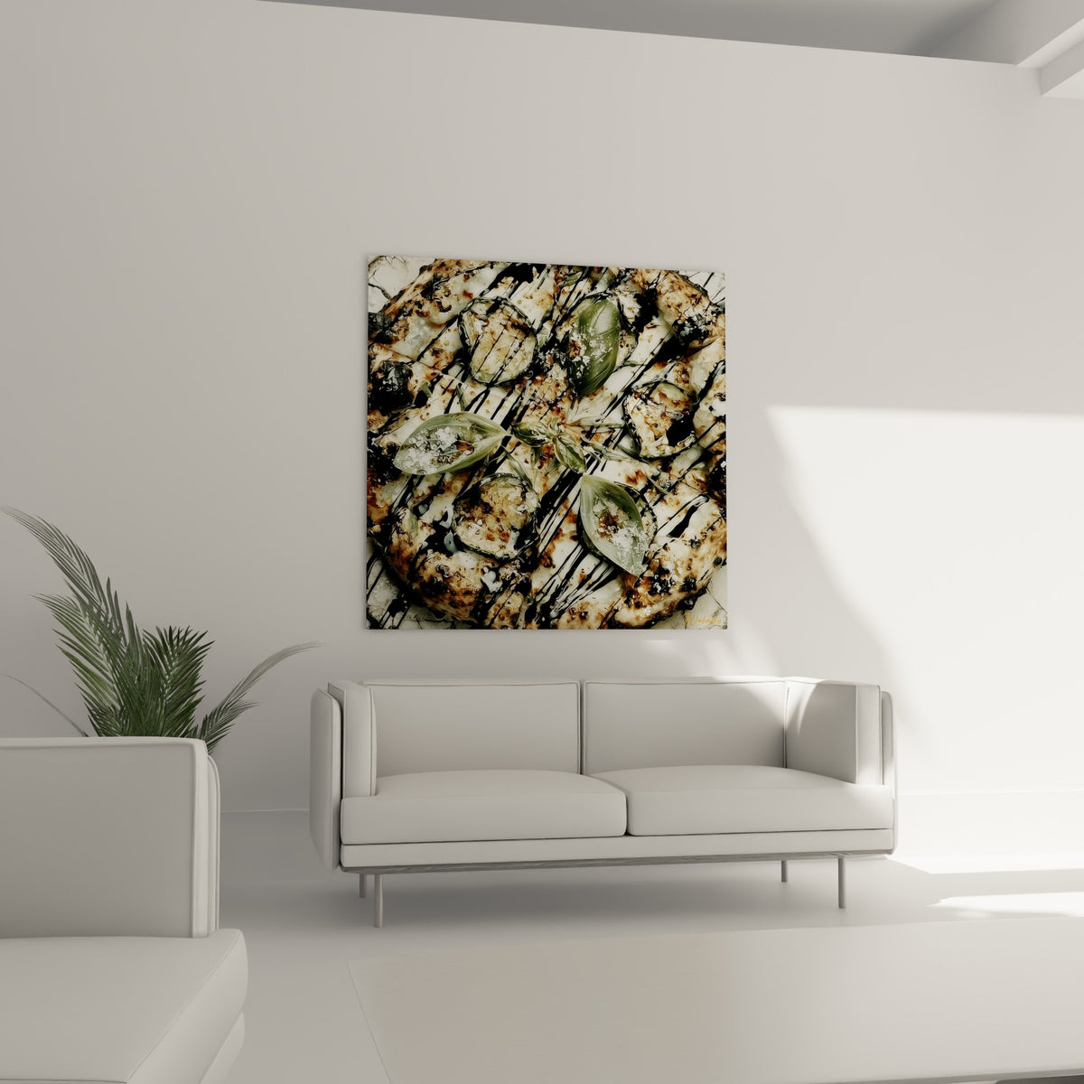 Feuilles vert sauge et fleur de sel décorent cette pizza crème, suspendue au-dessus d'un canapé dans un salon lumineux