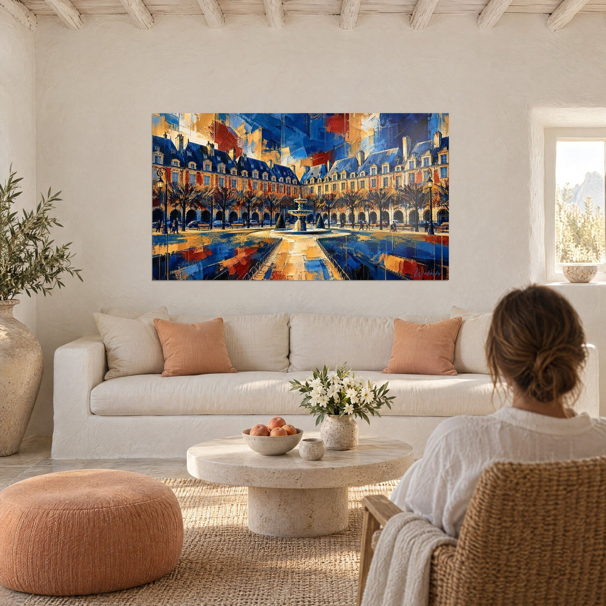 Schilderij Parijse plein met nachtblauwe en terracotta gevels, centrale fontein, goudkleurige kasseien, boven een bank in een lichte woonkamer