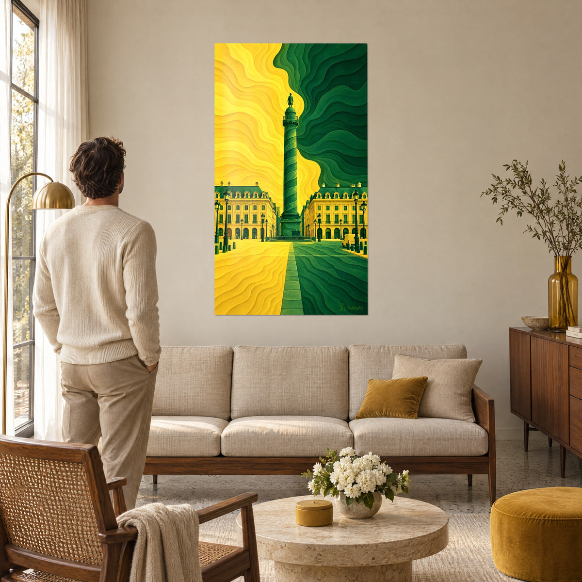 Gemälde Vendômesäule in grüner Spirale, wellig gelber Himmel, goldene Fassaden, Mann von hinten, über einem Sofa in einem hellen Wohnzimmer