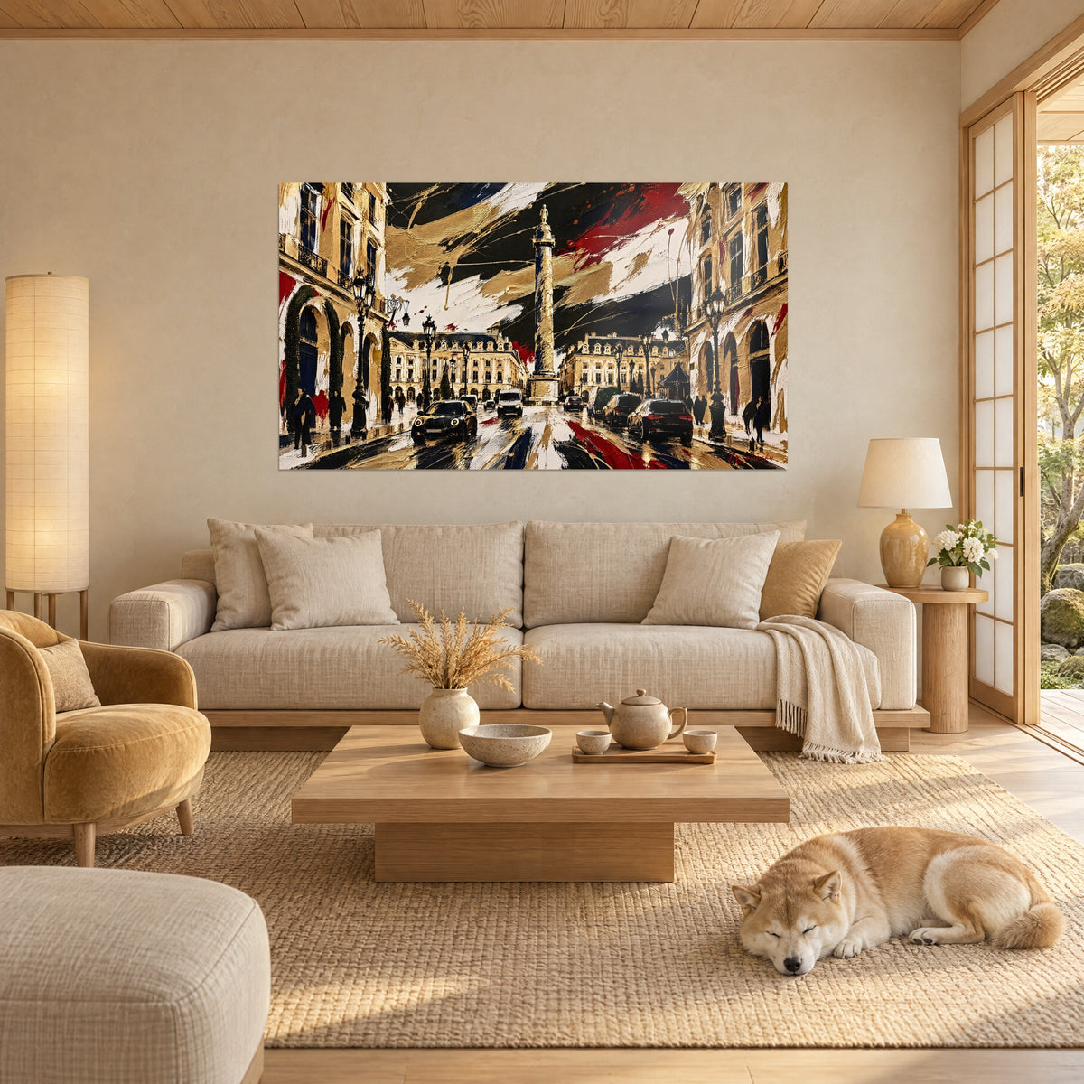 Gemälde eines goldenen Bronze-Obelisken, der sich auf einem gepflasterten Platz erhebt, Messerstriche in Schwarz, Rot und Gold, über einem Sofa in einem hellen Wohnzimmer