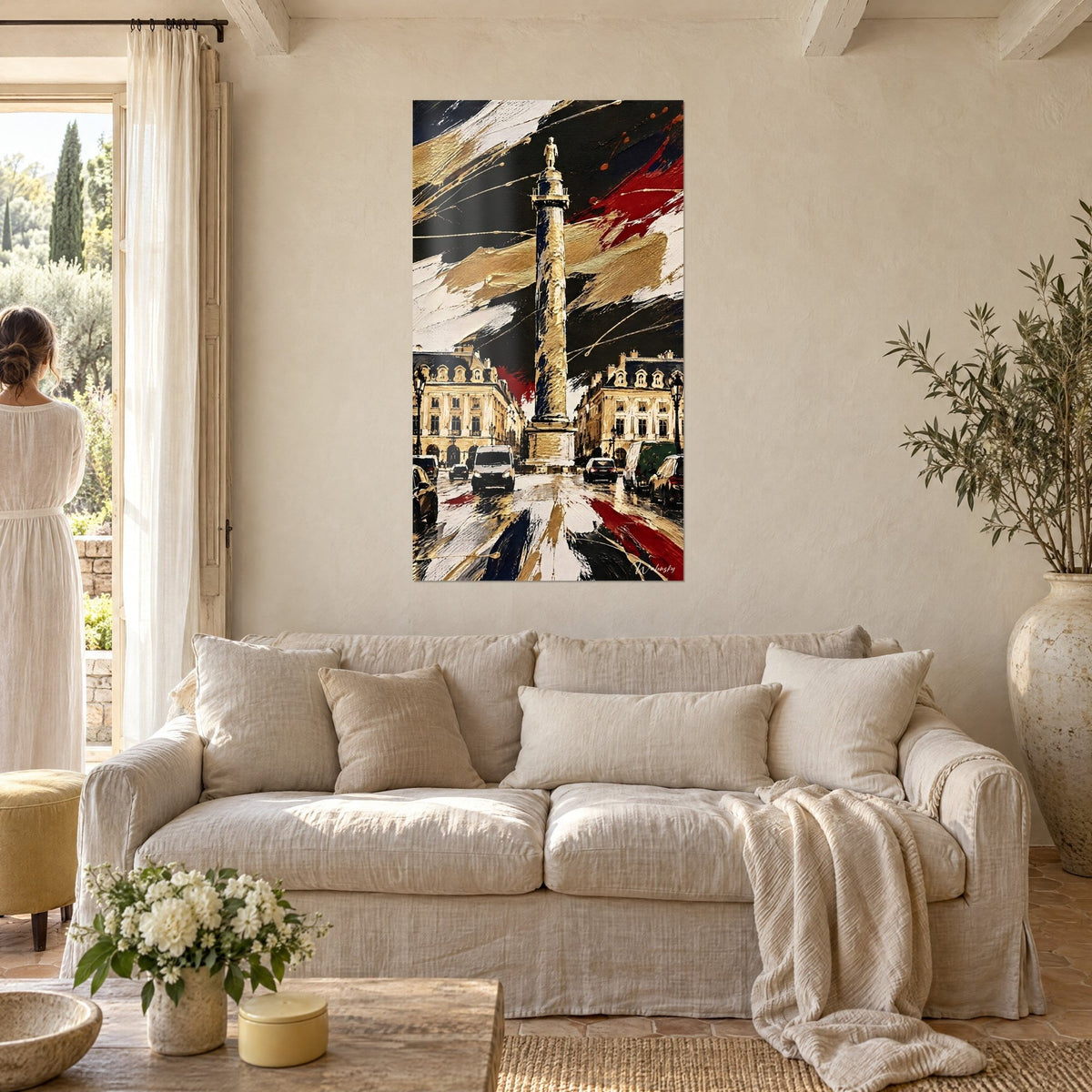 Quadro colonna Vendôme dorata con pennellate rosse e bianche, osservata da due persone, sopra un divano in un soggiorno luminoso