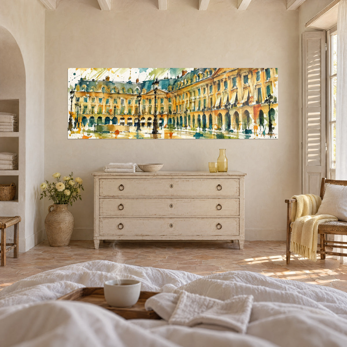 Schilderij van gouden herenhuizen met blauwgrijze leien daken, oranje vlekken op een crèmekleurige achtergrond, boven een bed in een lichte slaapkamer