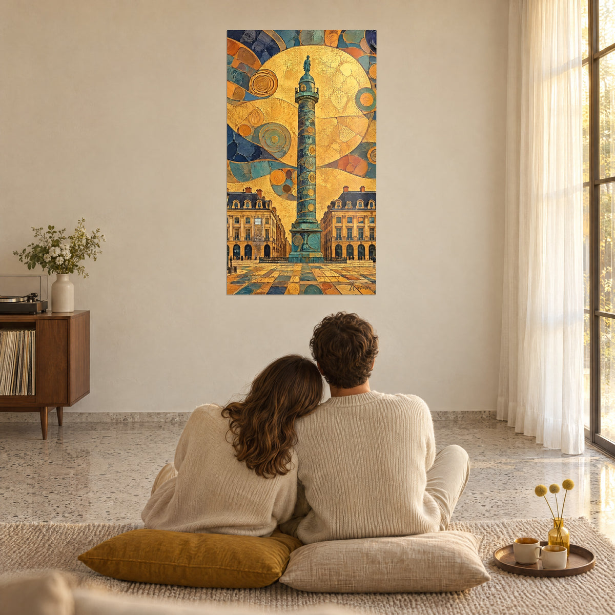 Quadro colonna trionfale verde rame, cielo dorato screpolato e volute blu notte, due persone di spalle sedute su cuscini senape