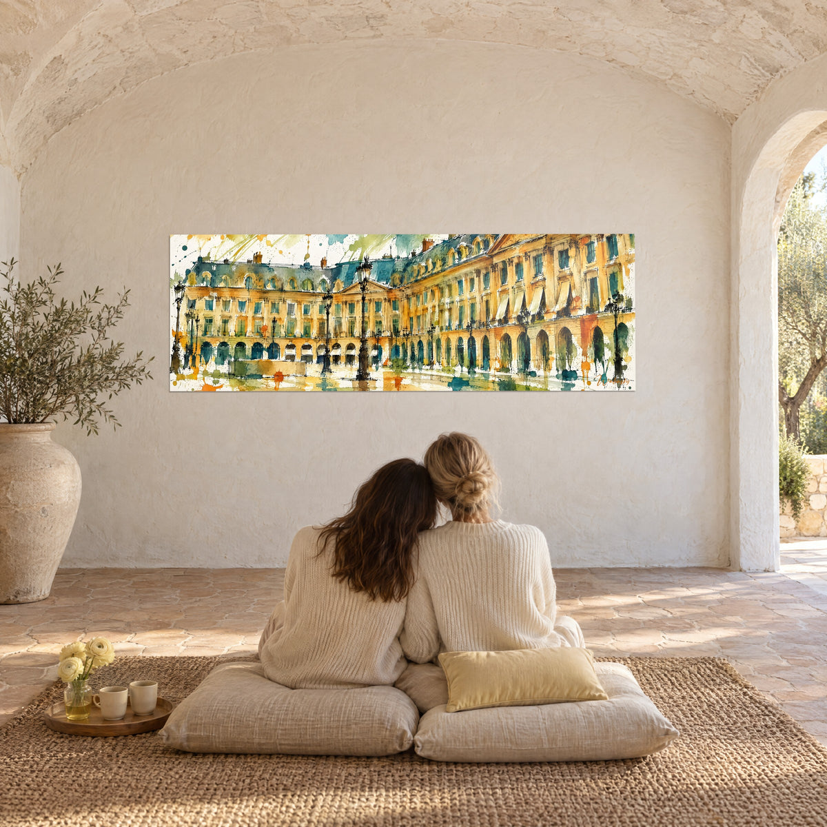 Schilderij van een Parijs plein dat stroomt van goud en eendenblauw, twee vrouwen van achteren zittend op kussens, Provençaalse mas