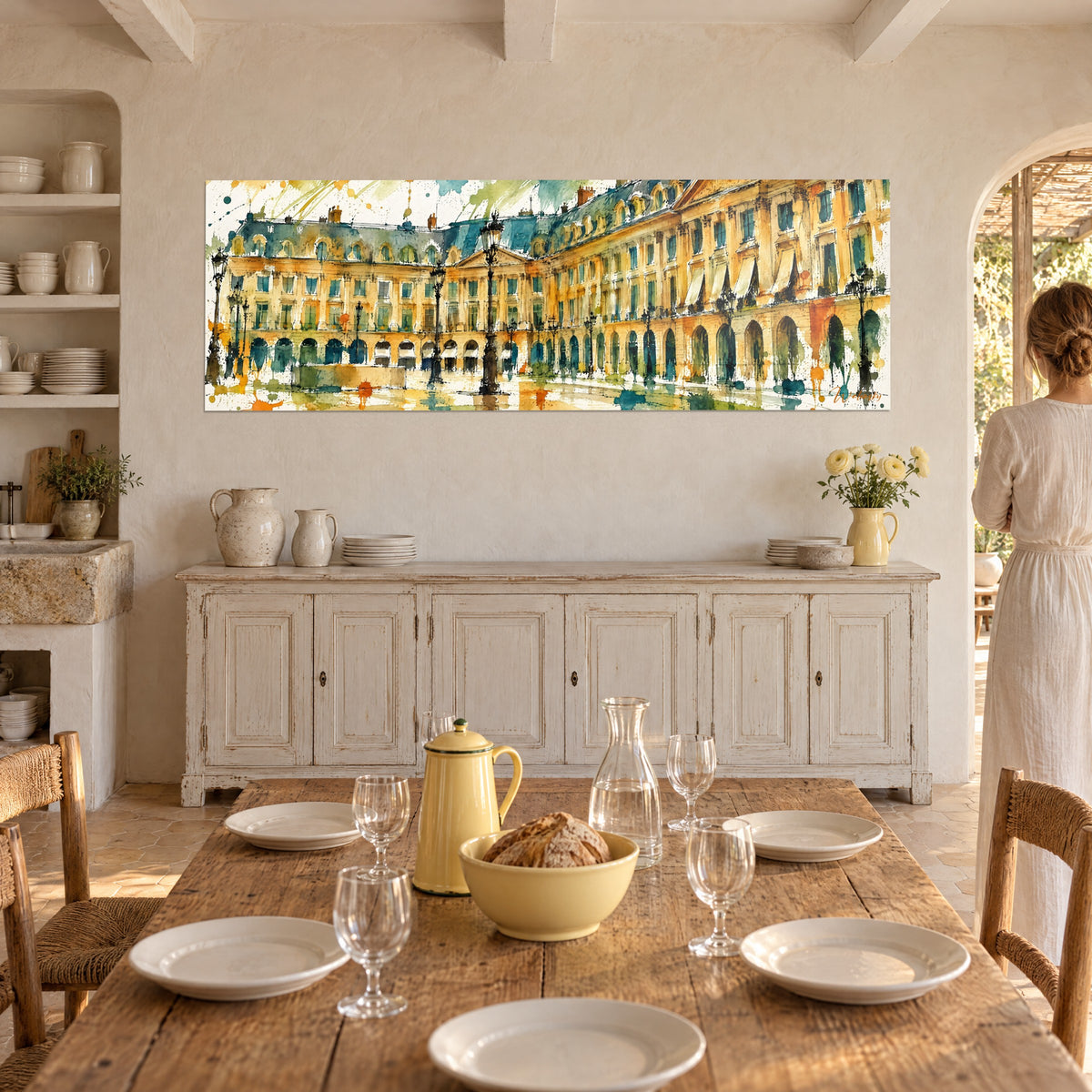 Schilderij van een Parijse ochtend met okergele bogen en donker turquoise, beige gestreepte rolgordijn, naast een gedekte tafel, Provençaalse mas