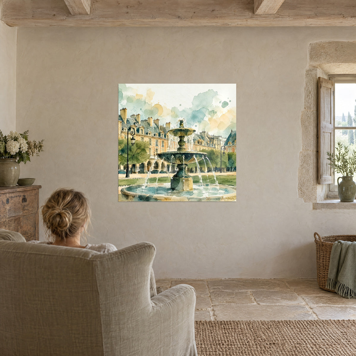 Gemälde Place des Vosges in Aquarell, salbeigrüne Becken und ockerfarbene Wolken, gegenüber einer Frau von hinten in einem grauen Sessel
