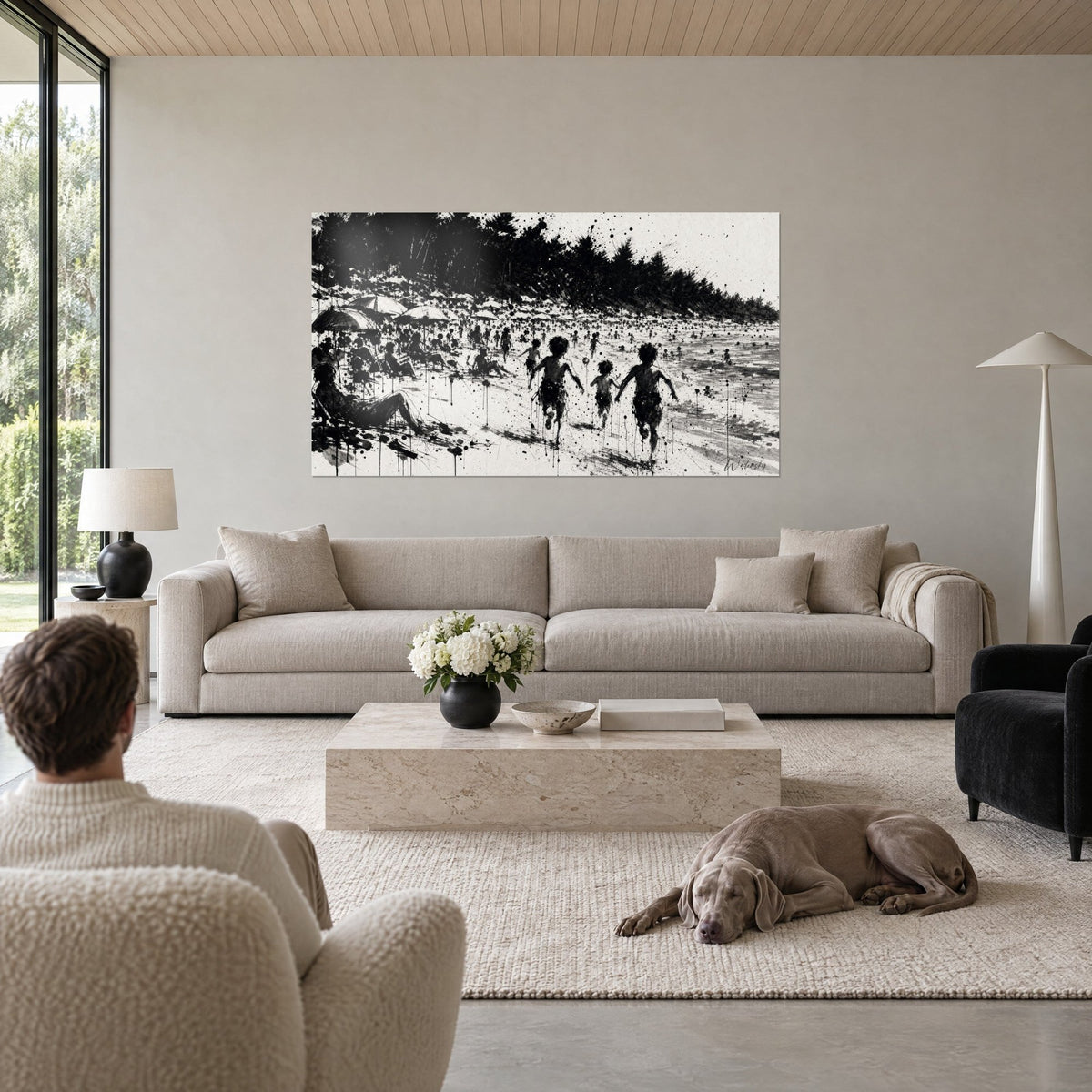 Tableau enfants courant vers les vagues, silhouettes d'encre noire sur fond ivoire, au-dessus d'un canapé dans un salon lumineux