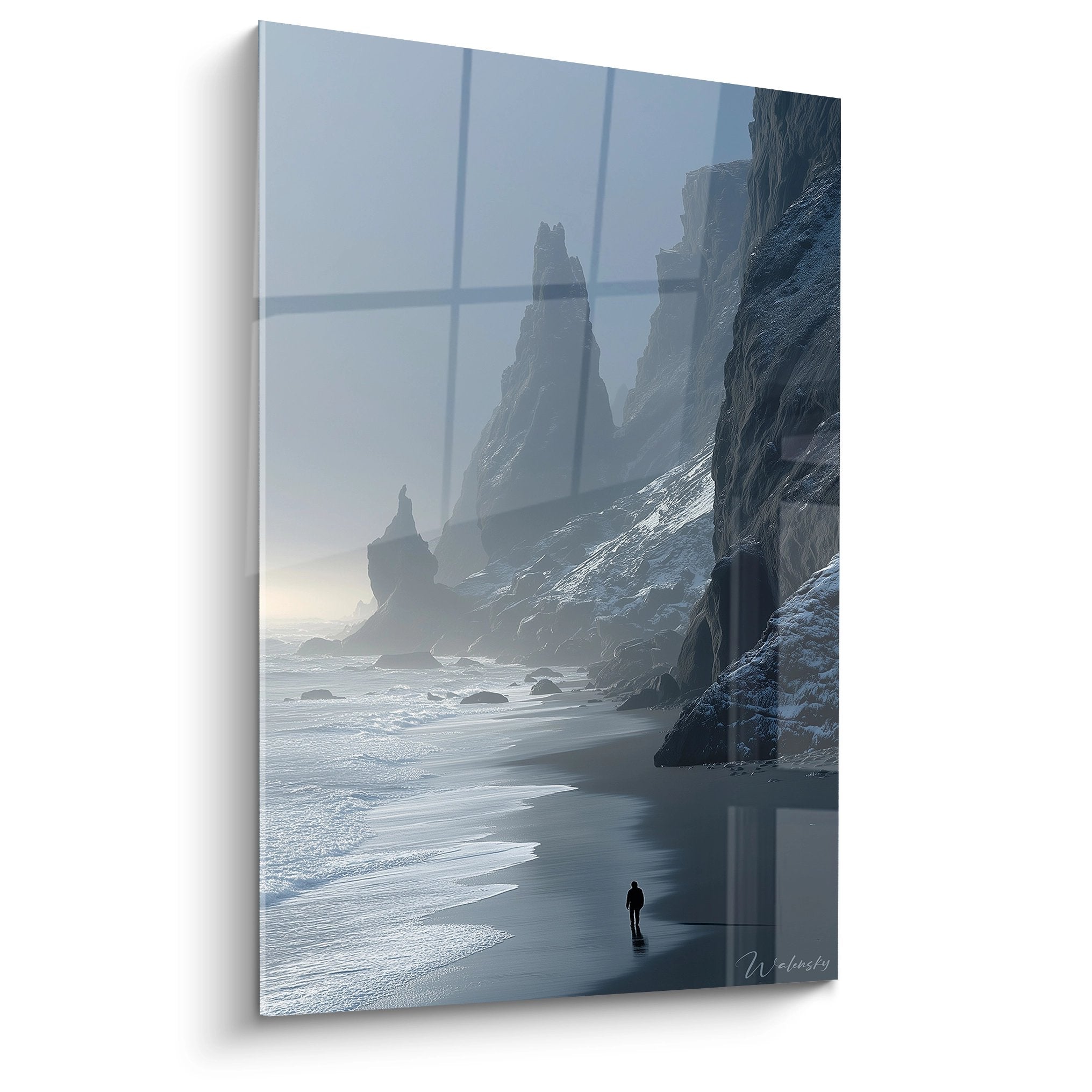 Tableau mural plage côte sauvage avec falaises rocheuses et silhouette solitaire sur sable noir au crépuscule