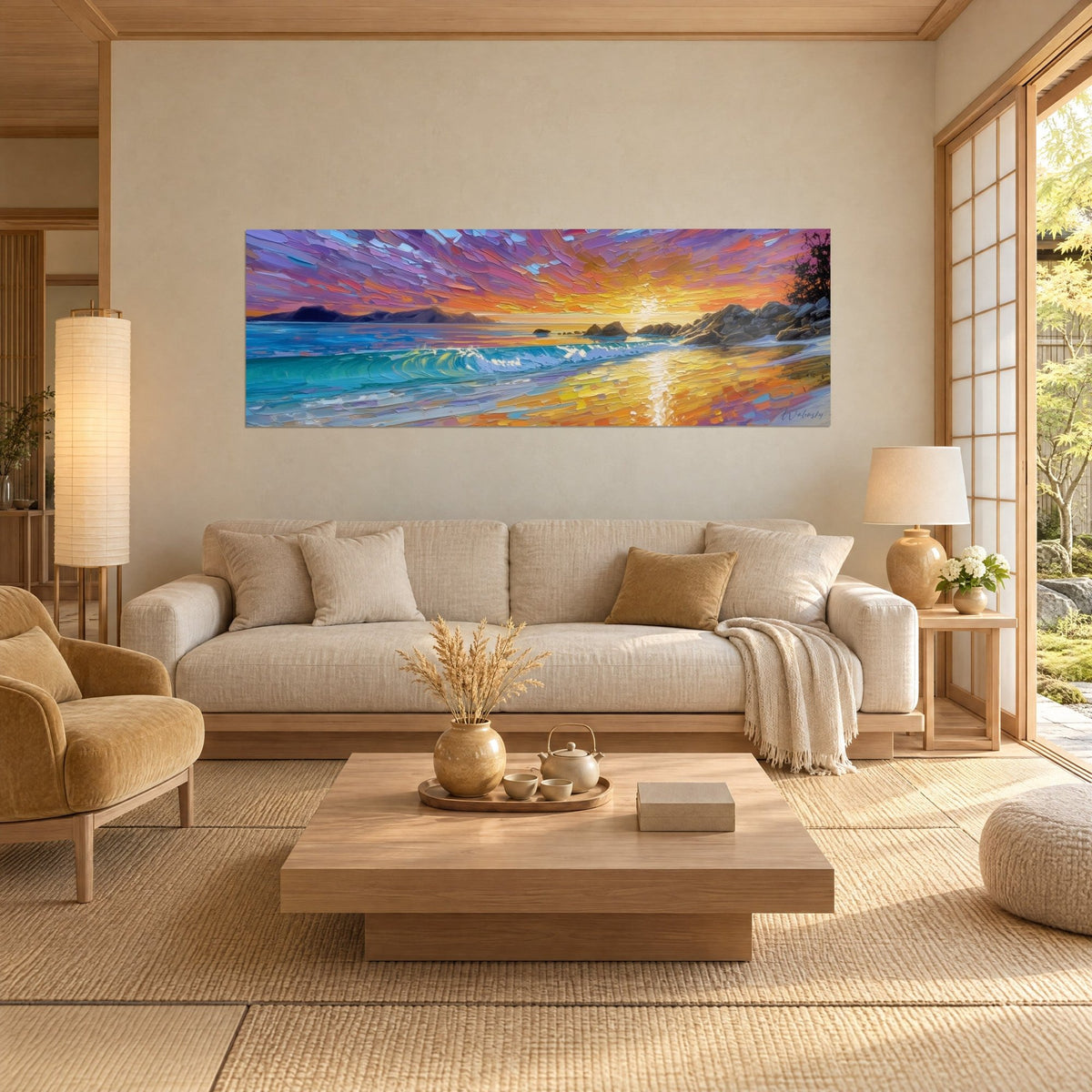 Tableau soleil couchant sur la mer, ciel violet et orangé en coups de couteau, vagues turquoise, au-dessus d'un canapé dans un salon lumineux