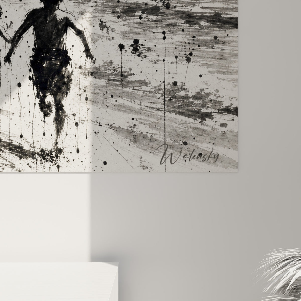 Coulures d'encre noire et grain du papier ivoire visibles sur les figures en mouvement