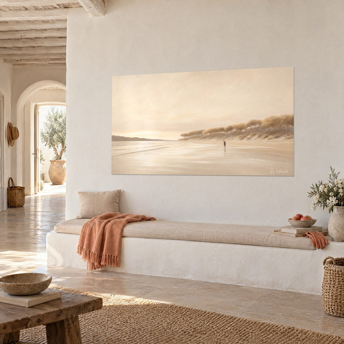 Tableau marcheur minuscule sur le sable mouillé doré, dunes beiges et pins brumeux, accroché dans une maison méditerranéenne