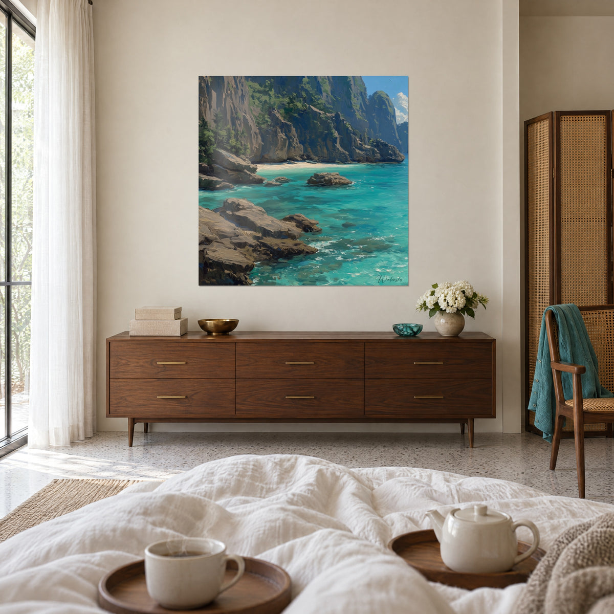 Gemälde Felsiges Paradies mit cyanblauem Meer, ockerfarbenen Klippen und grünen Kiefern, über einem Bett in einem hellen Schlafzimmer