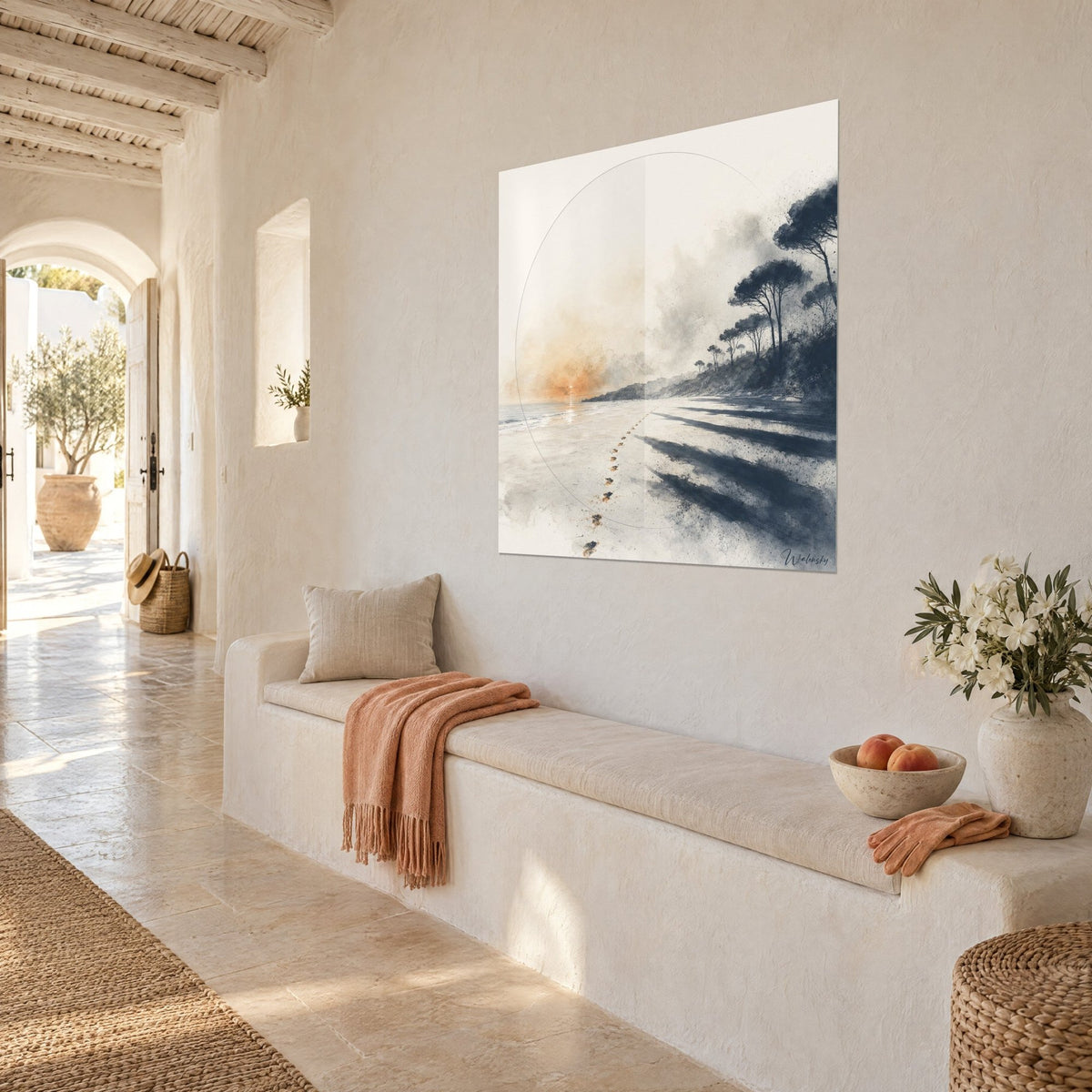 Tableau pins parasols en lavis marine sur une grève brumeuse, aube orangée au loin, sur un mur blanc d'une maison méditerranéenne