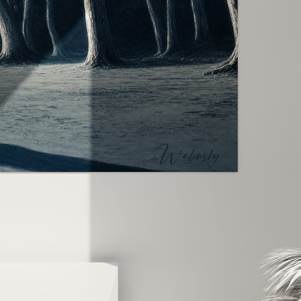 Écorces sinueuses et lumière dorée à l'horizon, détail du tableau plage aux tons bleu marine et sable