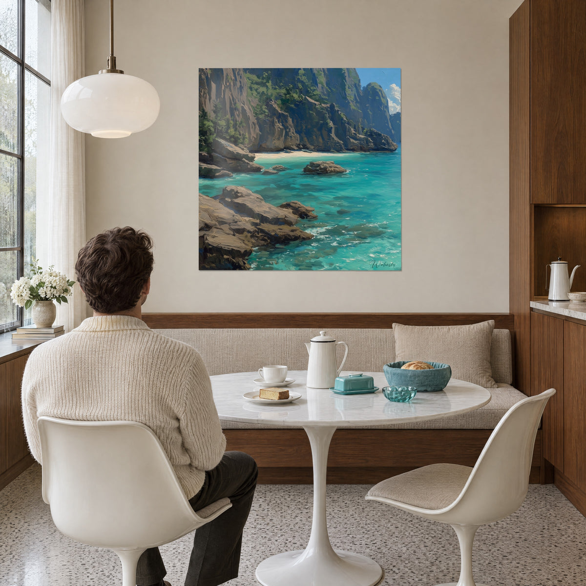 Gemälde Wilde Bucht mit blau-grünen Wellen, hellem Sandstrand und dunklen Steinblöcken, über einer Sitzbank im Esszimmer