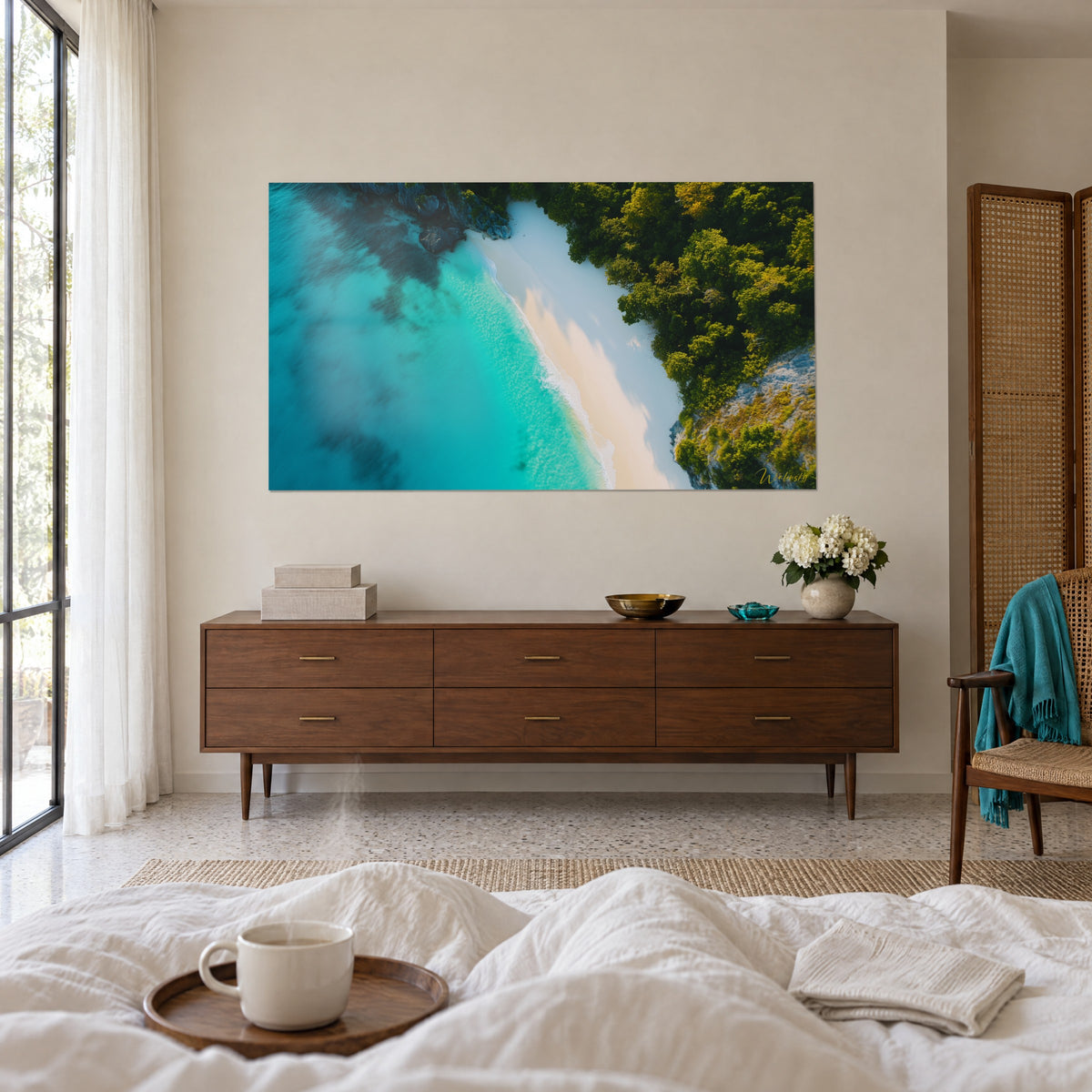 Tableau rivage tropical aux vagues d'écume sur sable pâle et feuillage vert vif, au-dessus d'un lit dans une chambre claire