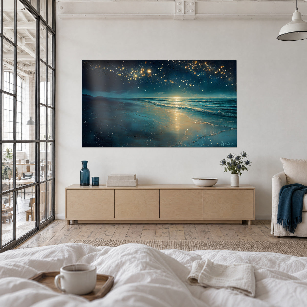Gemälde Strand unter goldenen Sternen, petrolblaues Meer, von hinten gesehen von zwei Personen, über einem Bett in einem hellen Schlafzimmer
