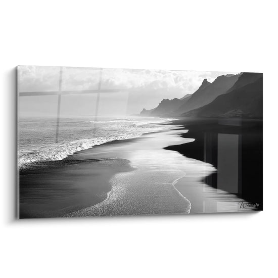 Schilderij Wild Strand - Mysterieuze Kustlijn - Zwart-wit landschapseditie