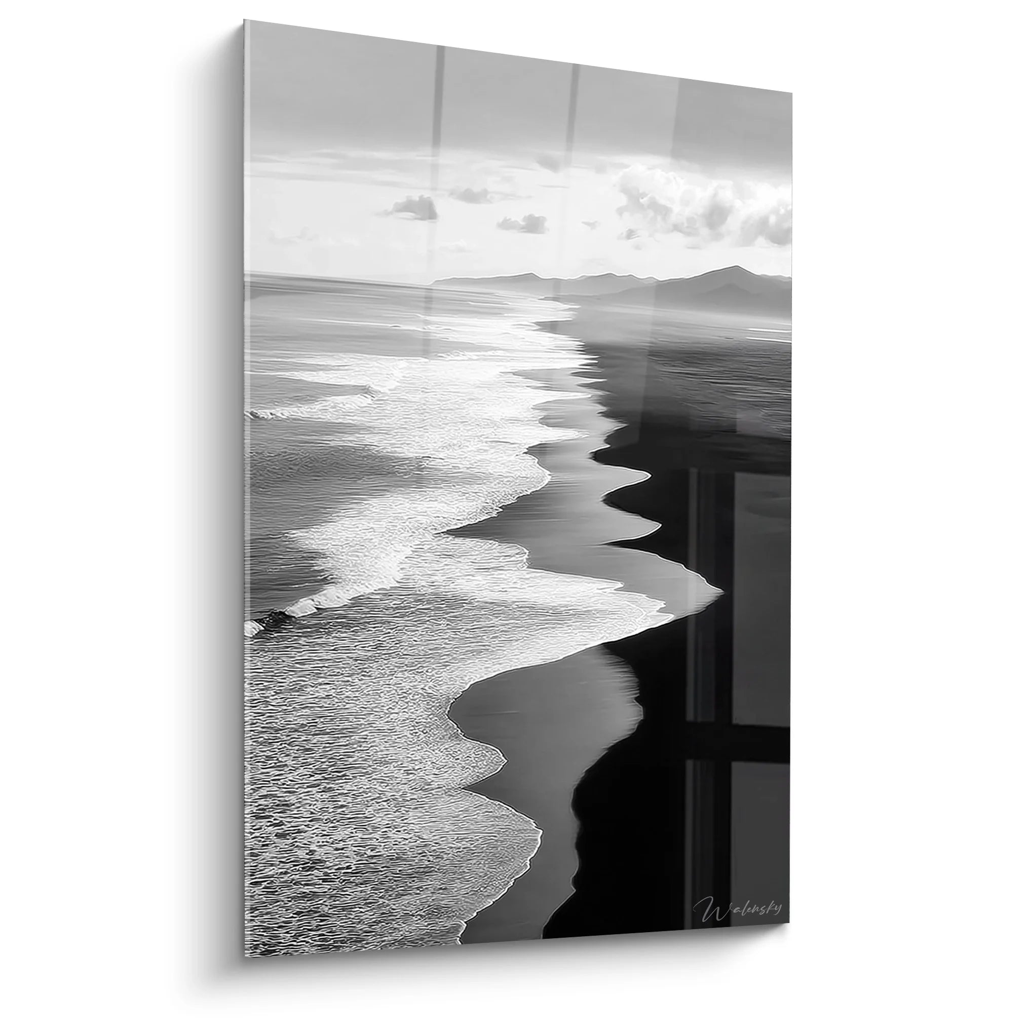Tableau plage océan noir et blanc avec vagues scintillantes et côte sauvage vue aérienne