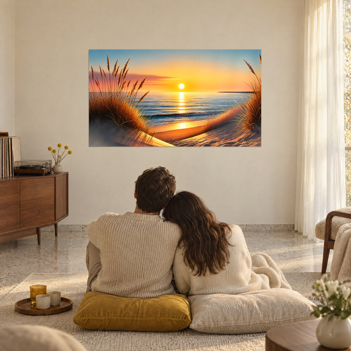 Cuadro crepúsculo marino, sol amarillo vivo sobre olas azules y hierbas de duna cobrizas, pareja abrazada de espaldas en el salón