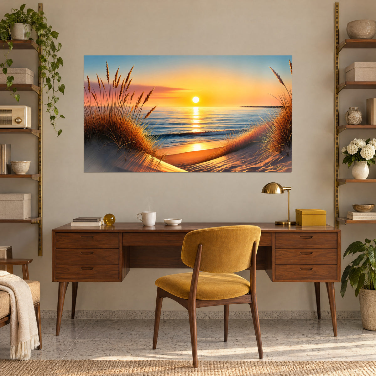 Cuadro costa dorada, dunas salpicadas de hierba leonada y cielo melocotón rosado, en la pared de un despacho de madera cálida