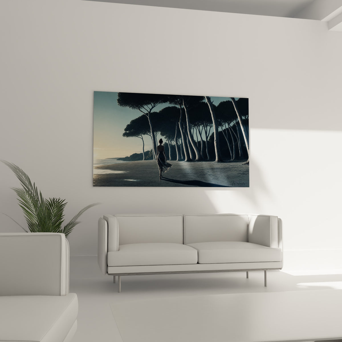 Promeneuse solitaire entre pins anthracite et mer scintillante, tableau plage au-dessus d'un canapé dans un salon lumineux