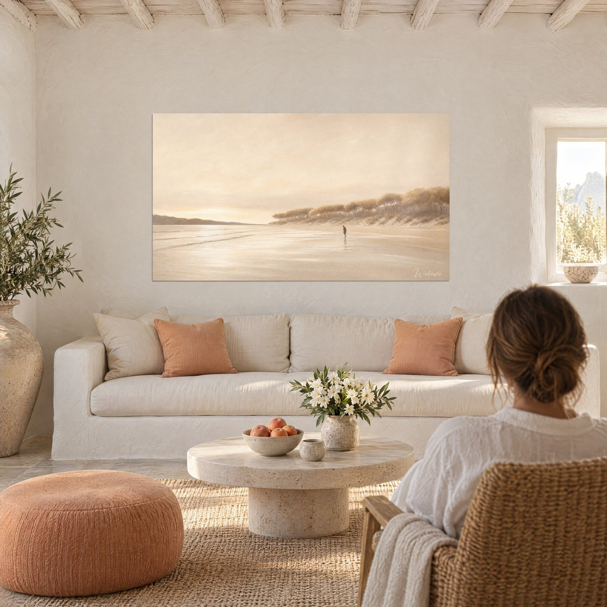 Tableau silhouette solitaire sur une grève crème et beige sous la brume, rangée d'arbres côtiers, au-dessus d'un canapé dans un salon lumineux