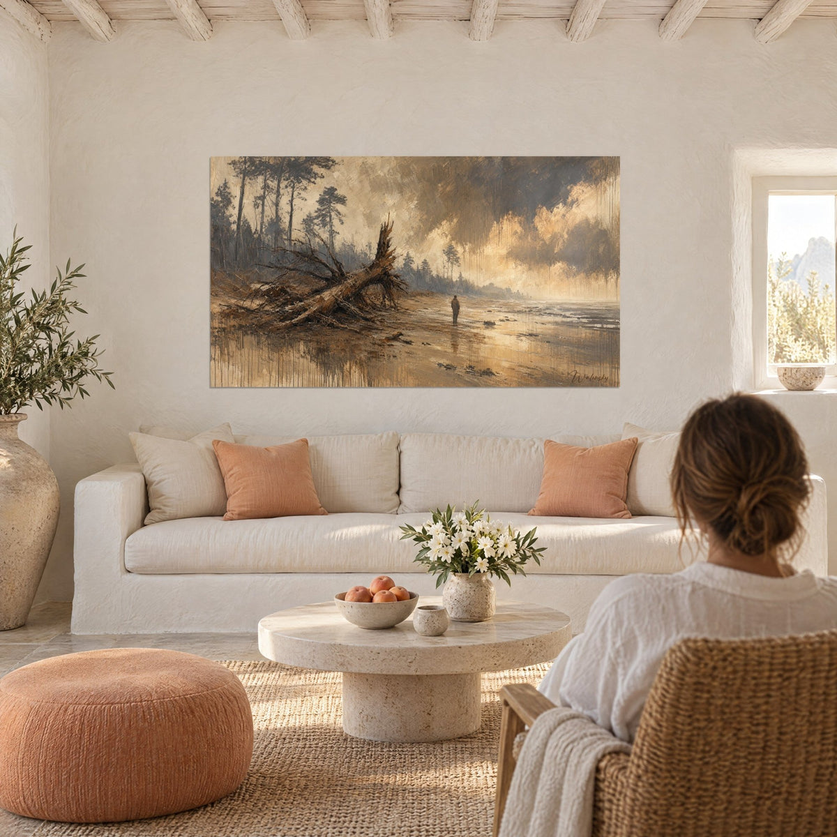 Tableau arbre déraciné doré et brun sur rivage brumeux, ciel orageux ocre, au-dessus d'un canapé dans un salon lumineux