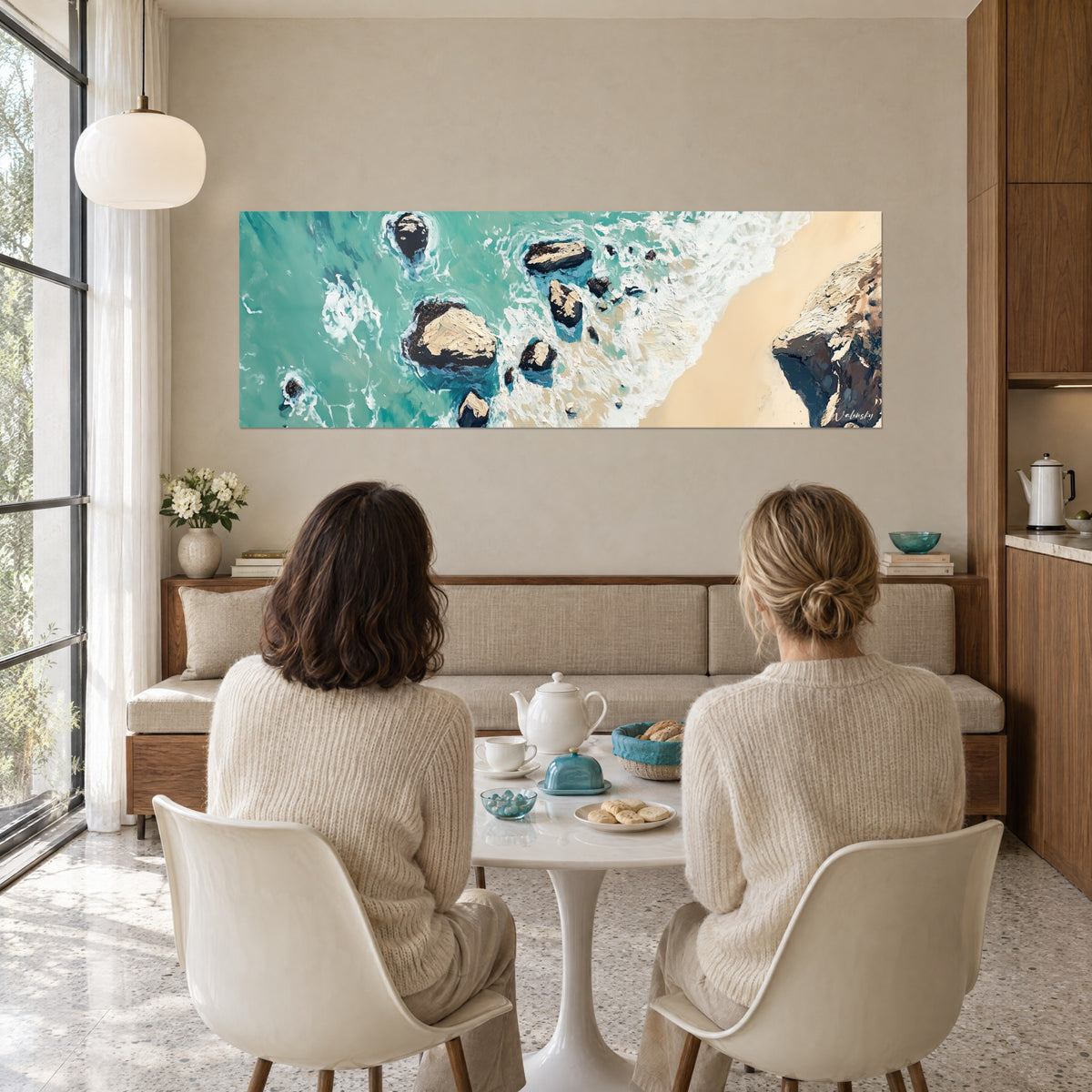 Schilderij schuimend rif van bovenaf gezien, blauwgroen water en licht zand, tegenover twee mensen die aan tafel theedrinken