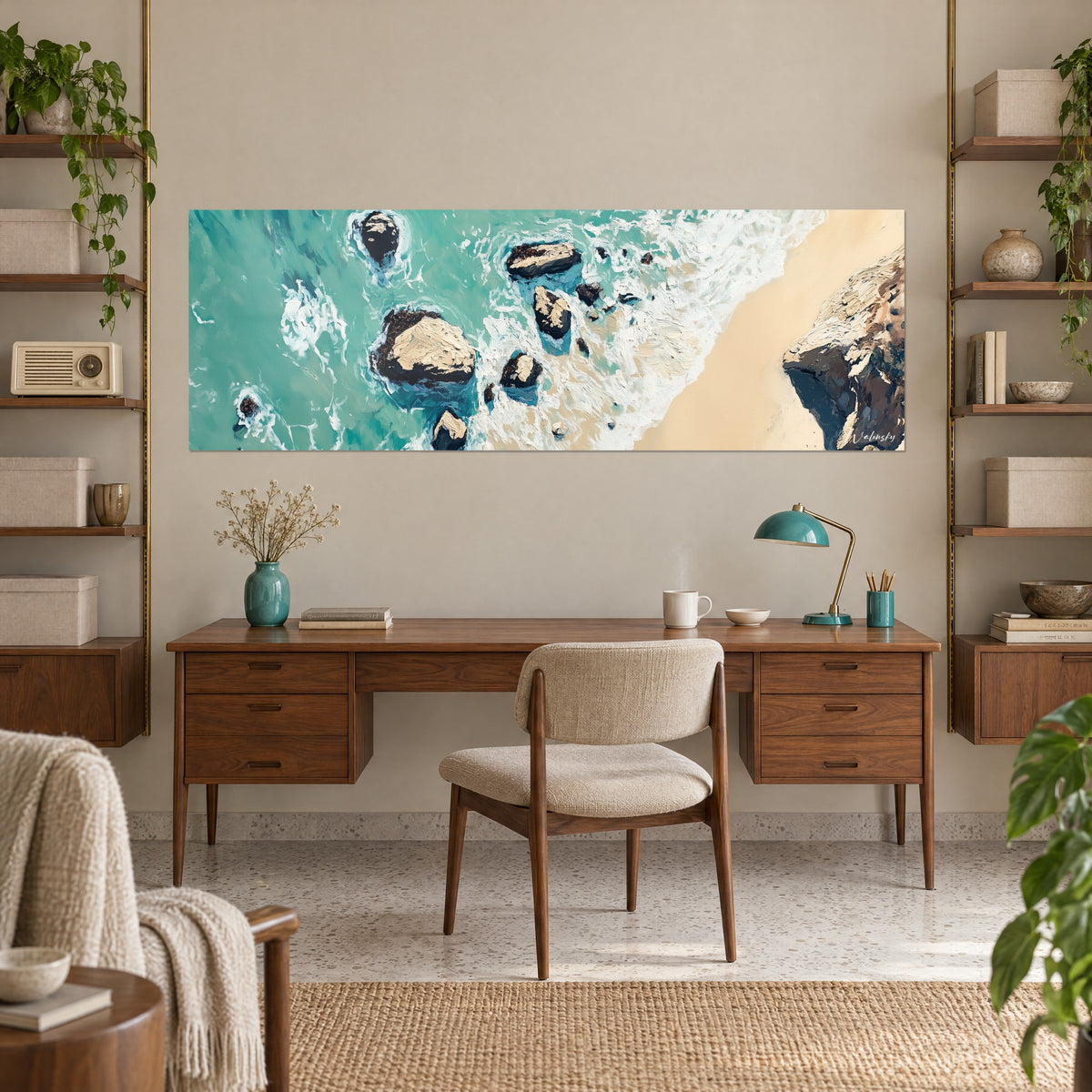 Schilderij wilde kust met spanningstechniek, zwarte rotsen, ivoorkleurig schuim en turquoise water, boven een houten bureau en boekenkasten