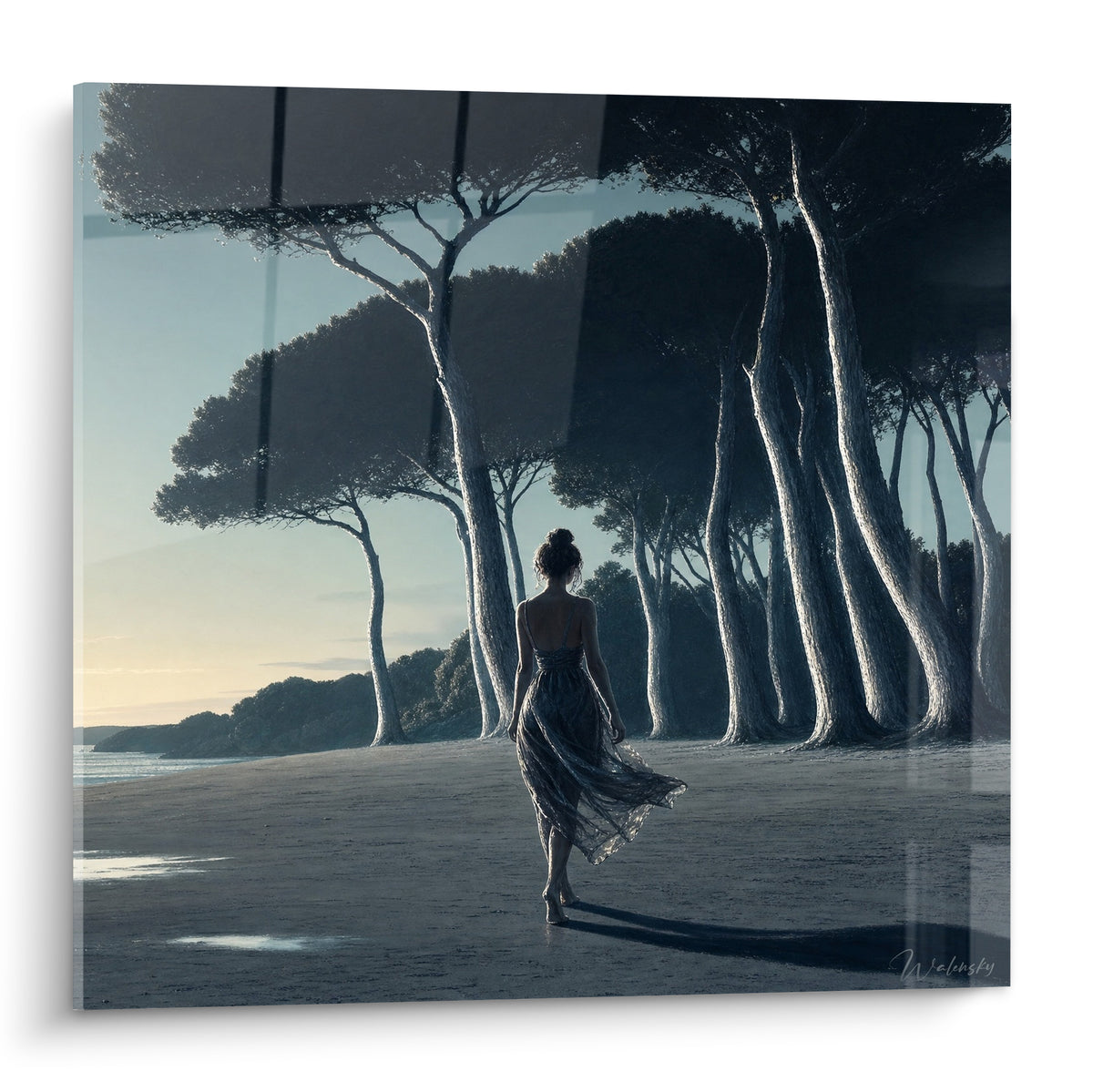Silhouette en robe fluide marchant pieds nus sous des pins bleu anthracite et gris perle.