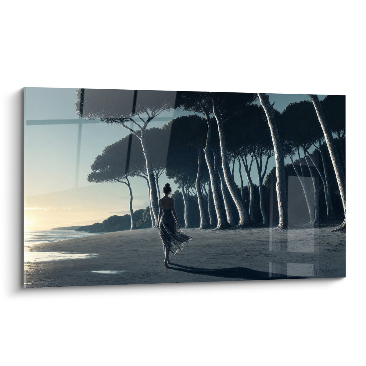 Silhouette en robe marchant seule sur le sable, tableau plage bleu marine et doré au crépuscule