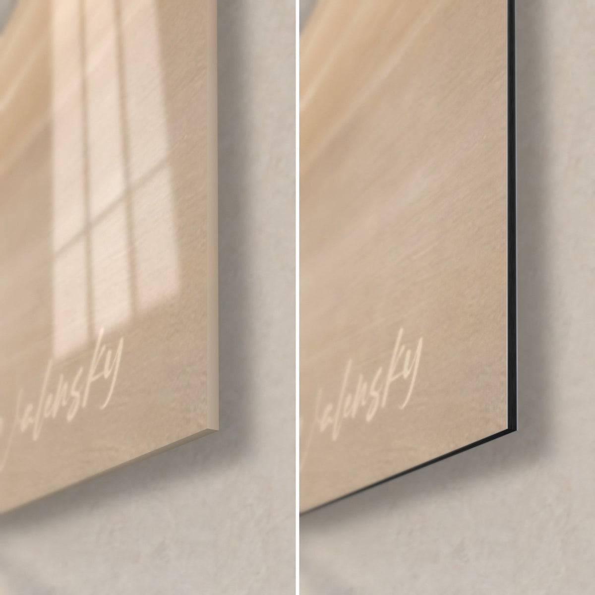Tableau promeneur sur grève beige, coin bas droit : verre acrylique brillant à gauche, alu Dibond mat noir à droite, tranche de 3 mm