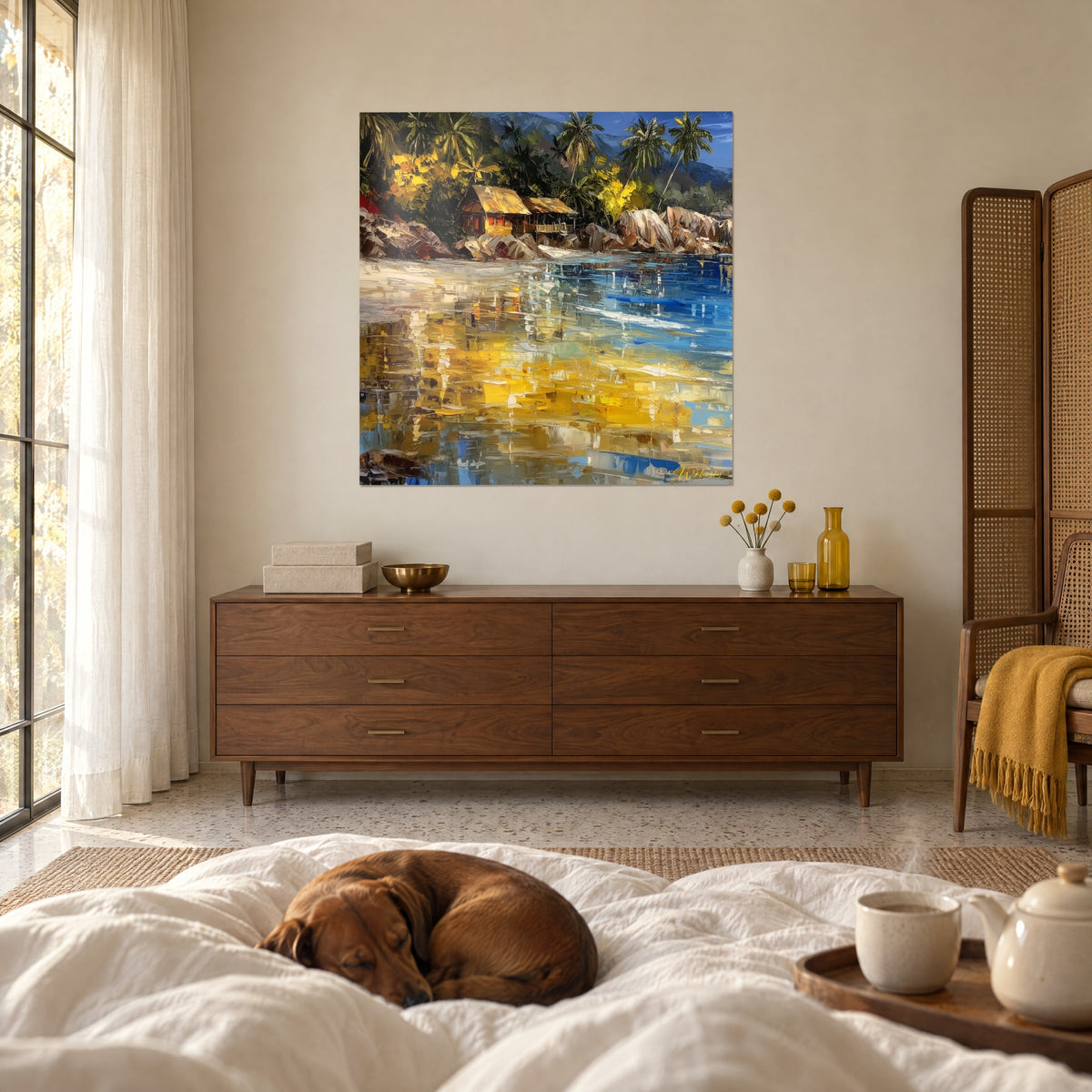 Cuadro cala tropical con reflejos dorados sobre el agua, cielo índigo y palmeras oscuras, colgado encima de una cama en un dormitorio claro